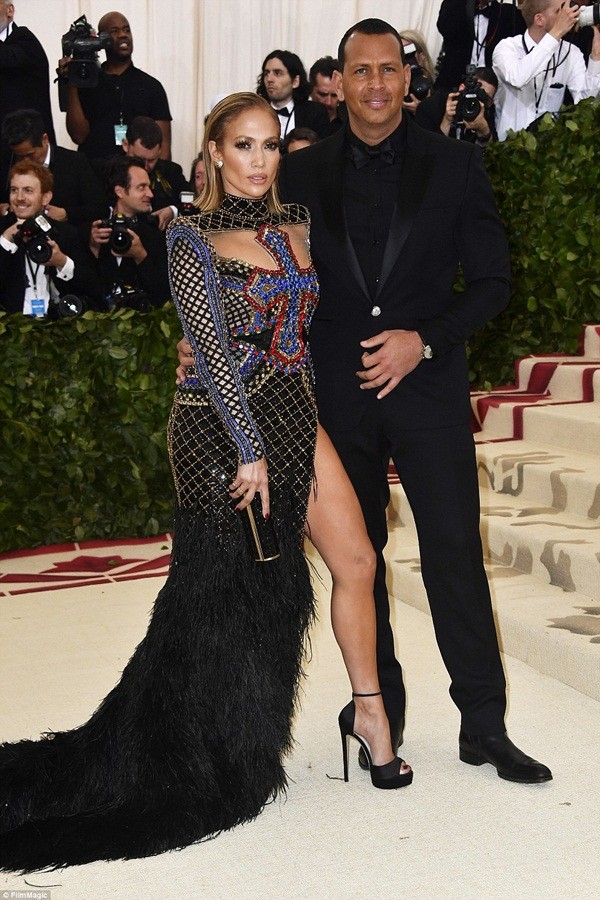 Kim Kardashian, Jennifer Lopez siêu gợi cảm trên thảm đỏ Met Gala 2018 ảnh 14