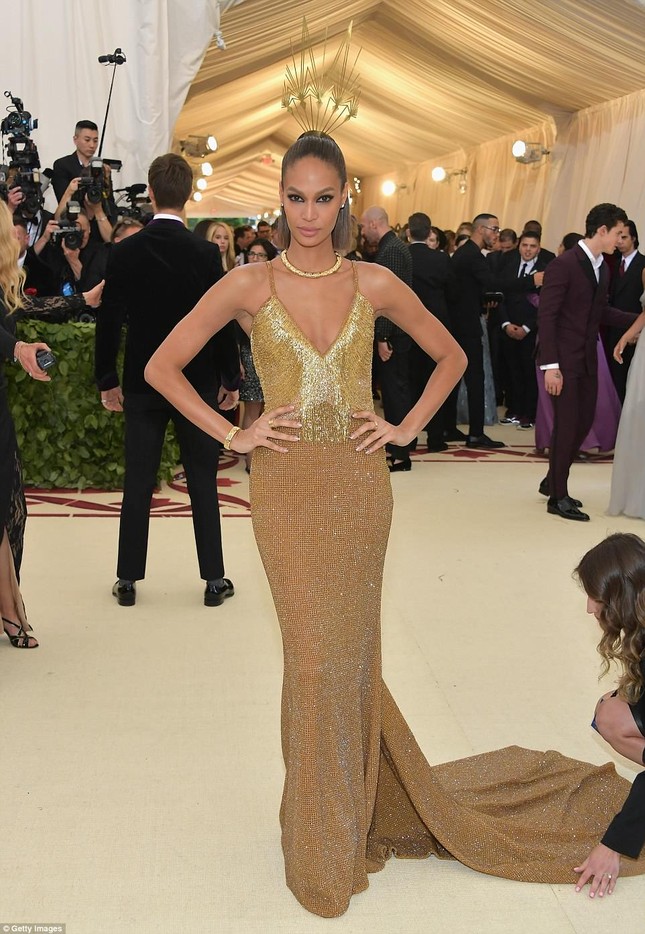Kim Kardashian, Jennifer Lopez siêu gợi cảm trên thảm đỏ Met Gala 2018 ảnh 31