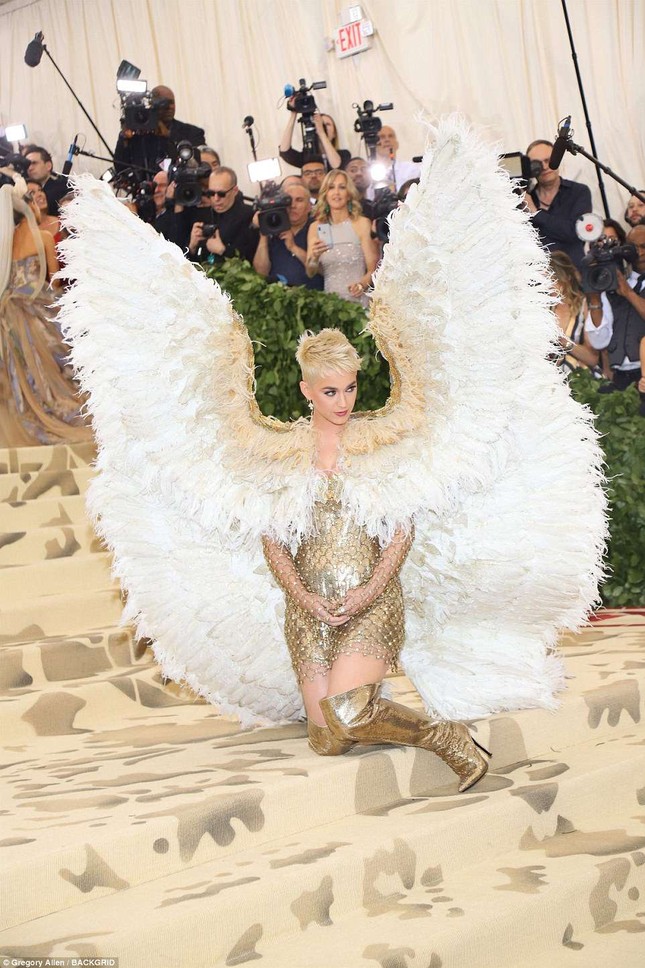 Kim Kardashian, Jennifer Lopez siêu gợi cảm trên thảm đỏ Met Gala 2018 ảnh 25
