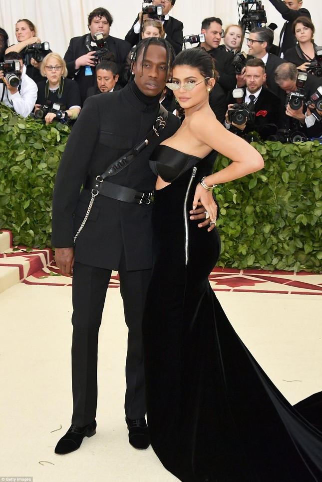 Kim Kardashian, Jennifer Lopez siêu gợi cảm trên thảm đỏ Met Gala 2018 ảnh 6