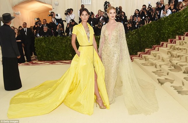 Kim Kardashian, Jennifer Lopez siêu gợi cảm trên thảm đỏ Met Gala 2018 ảnh 32
