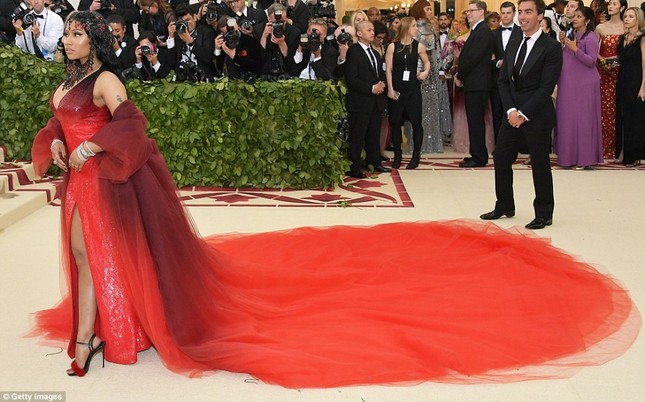 Kim Kardashian, Jennifer Lopez siêu gợi cảm trên thảm đỏ Met Gala 2018 ảnh 19