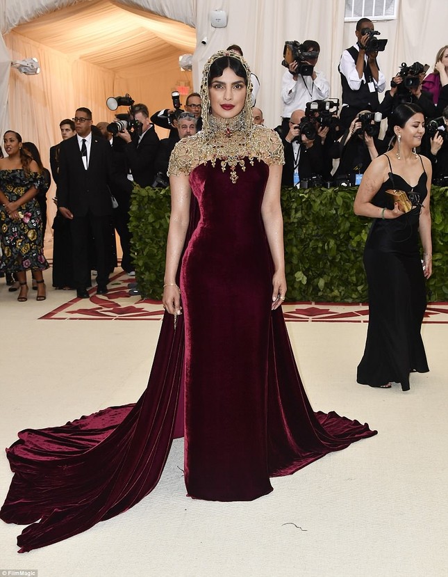 Kim Kardashian, Jennifer Lopez siêu gợi cảm trên thảm đỏ Met Gala 2018 ảnh 29