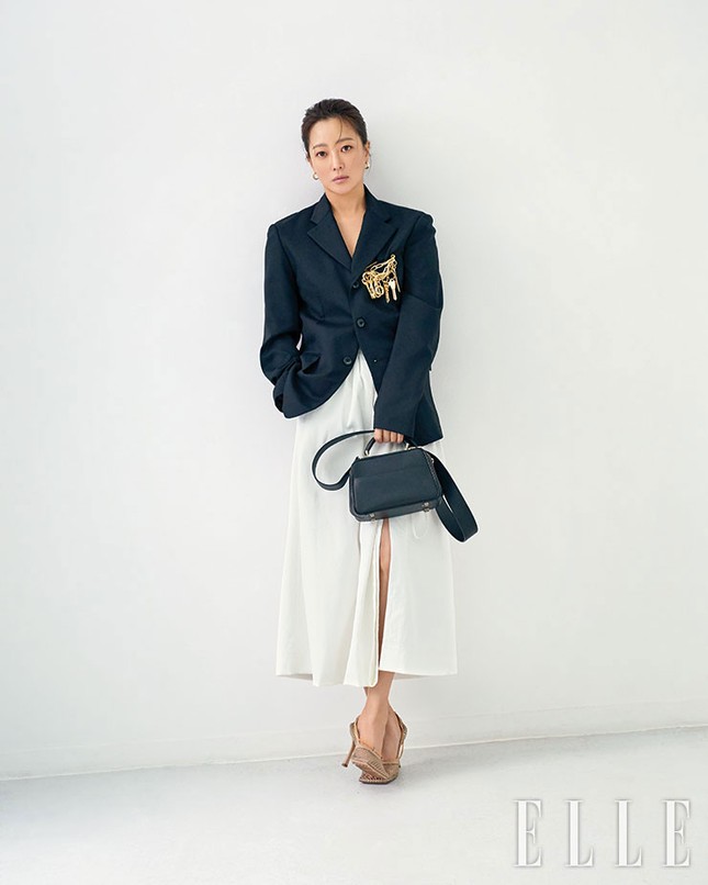 'Đệ nhất mỹ nhân xứ Hàn' Kim Hee Sun trẻ đẹp khó đoán tuổi ảnh 4