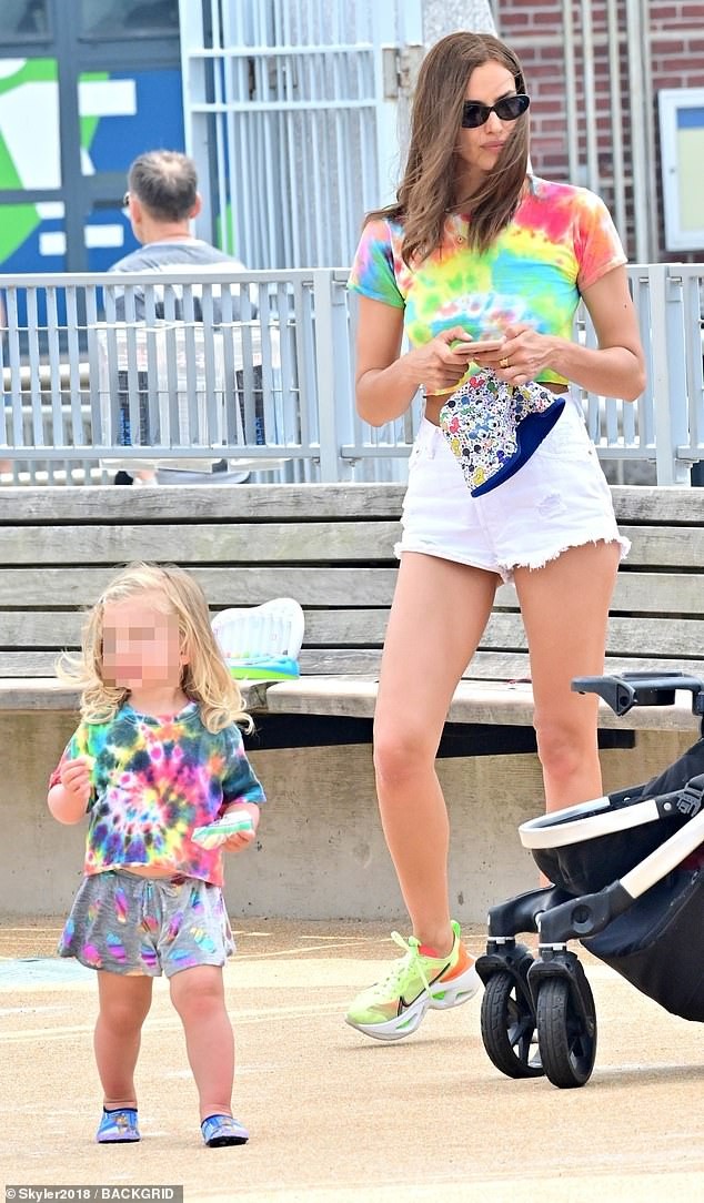 Irina Shayk ôm đàn ông lạ sau 6 tuần chia tay Bradley Cooper ảnh 6