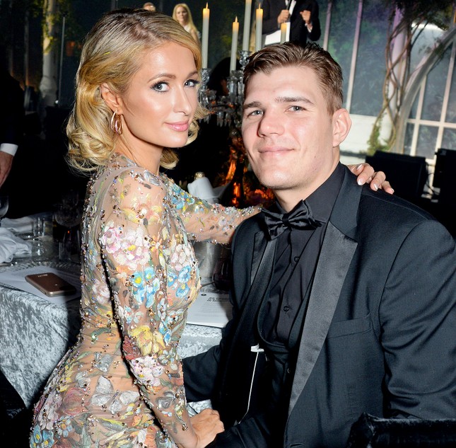 Cô nàng thừa kế Paris Hilton không nội y trên bìa tạp chí ảnh 9