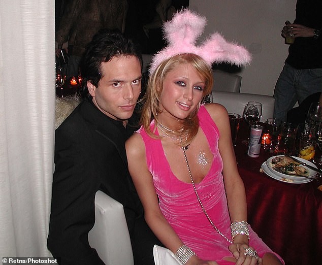 Cô nàng thừa kế Paris Hilton không nội y trên bìa tạp chí ảnh 10