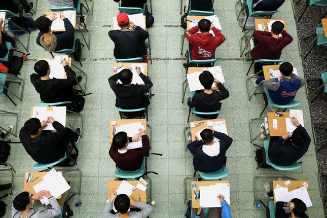 Học sinh Hồng Kông tuyệt vọng ở Vũ Hán vì kỳ thi đại học gần kề ảnh 1