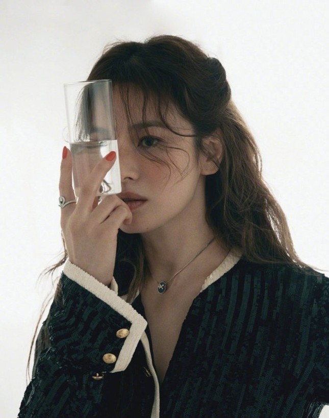 Song Hye Kyo vai trần gợi cảm hững hờ ảnh 12