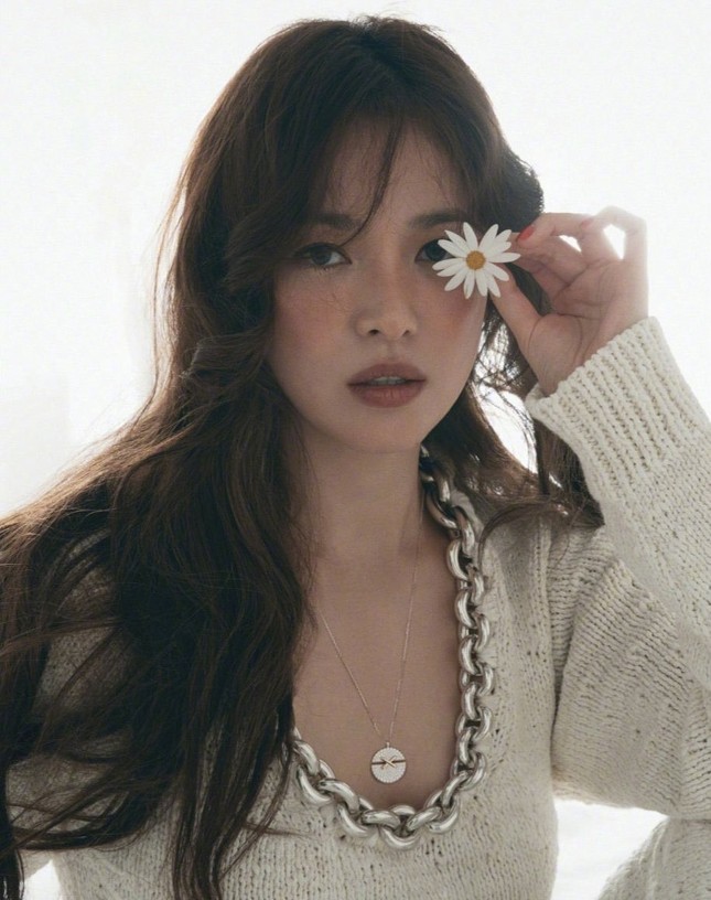 Song Hye Kyo vai trần gợi cảm hững hờ ảnh 8