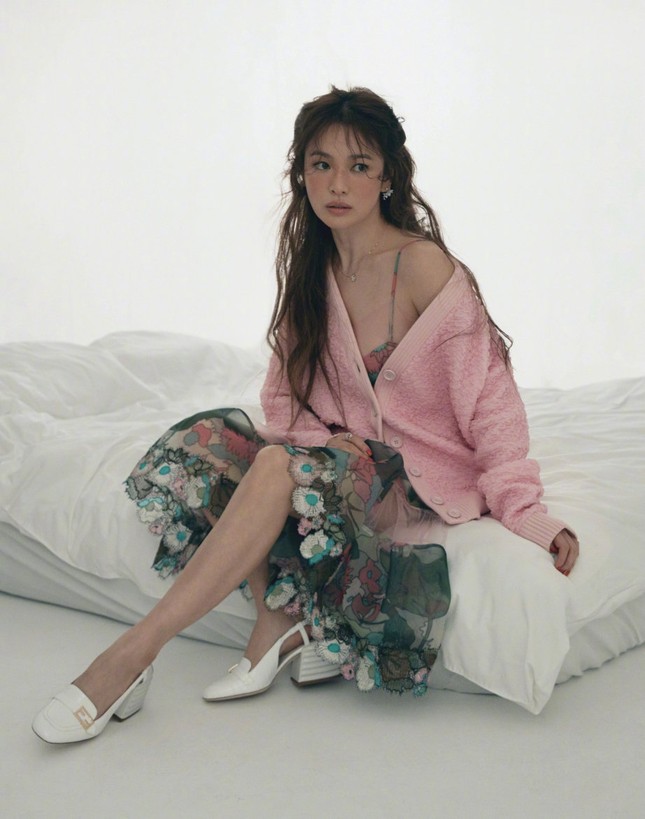 Song Hye Kyo vai trần gợi cảm hững hờ ảnh 9