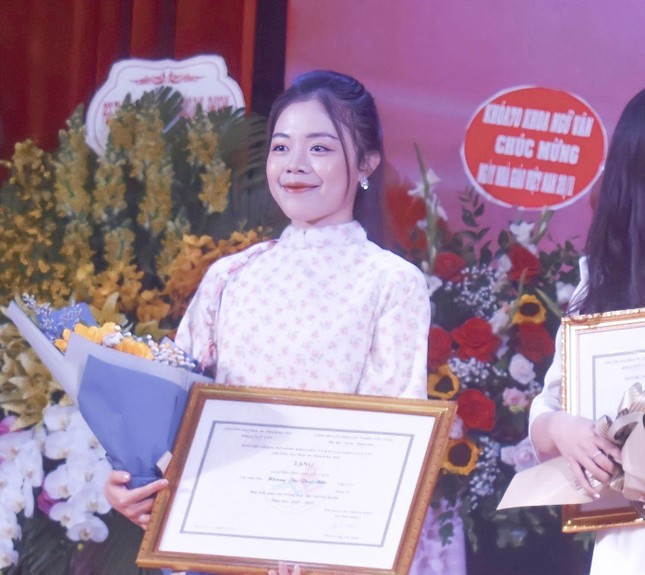 Nữ sinh là thủ khoa khối C, vinh dự đứng trong hàng ngũ của Đảng từ THPT ảnh 1