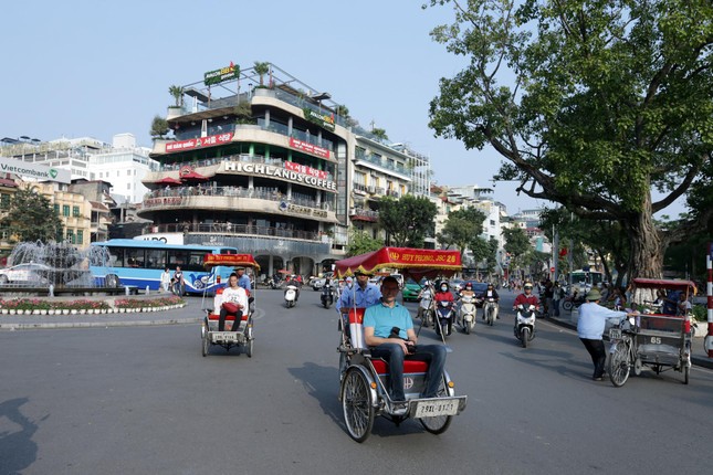 Xe ôm, xích lô ở Hà Nội phải đeo thẻ, có giấy phép đăng ký kinh doanh? ảnh 1