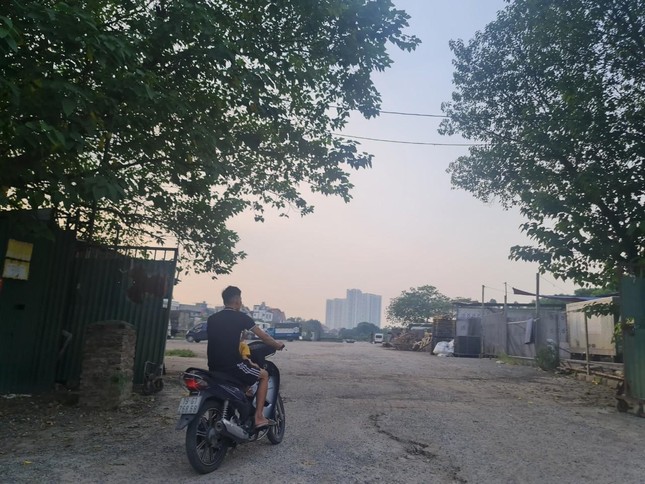 Hà Nội: Bãi xe, kho hàng không phép ồ ạt 'mọc' trên đất dự án