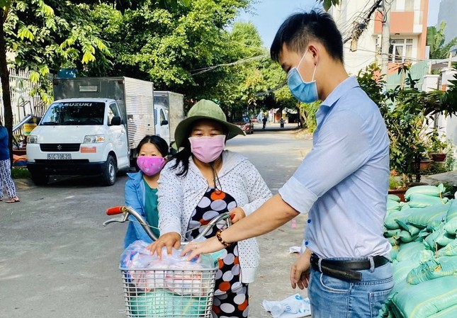TPHCM xử phạt người không đeo khẩu trang nơi công cộng qua camera ảnh 1