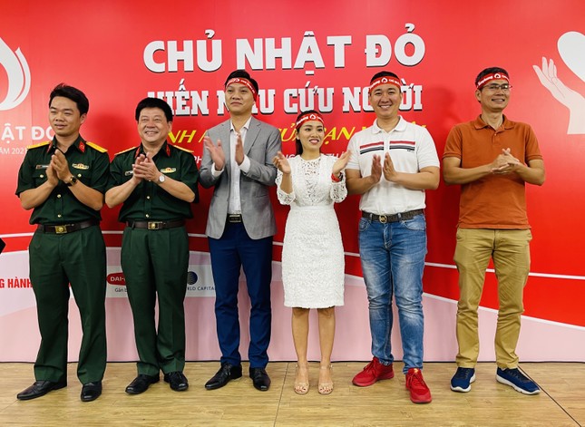 Sôi động Chủ nhật Đỏ tại TPHCM ảnh 11