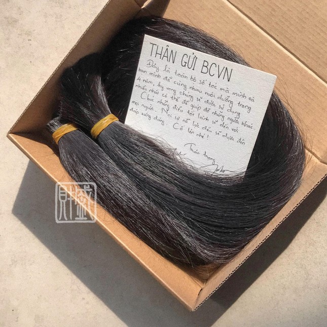 Hai chàng trai hiến tặng tóc cho bệnh nhân ung thư ảnh 5