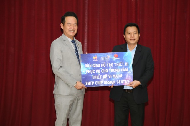 Hội Doanh nhân trẻ Việt Nam trao các thiết bị công nghệ thông tin cho Khu Công nghệ cao TP. HCM ảnh 1