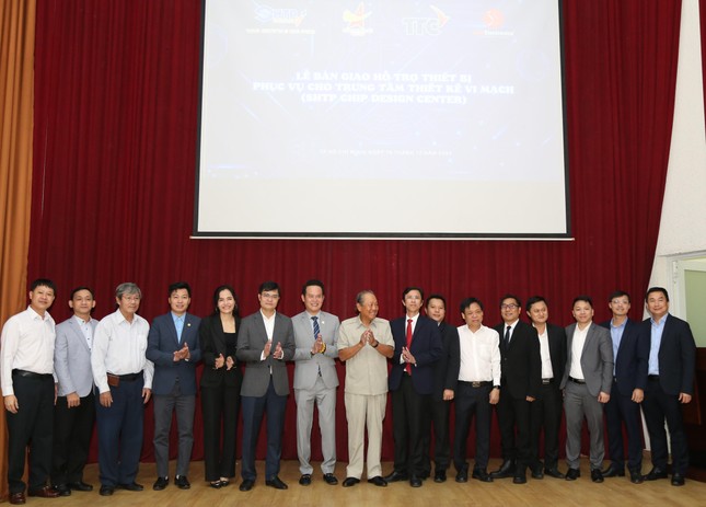 Hội Doanh nhân trẻ Việt Nam trao các thiết bị công nghệ thông tin cho Khu Công nghệ cao TP. HCM ảnh 2