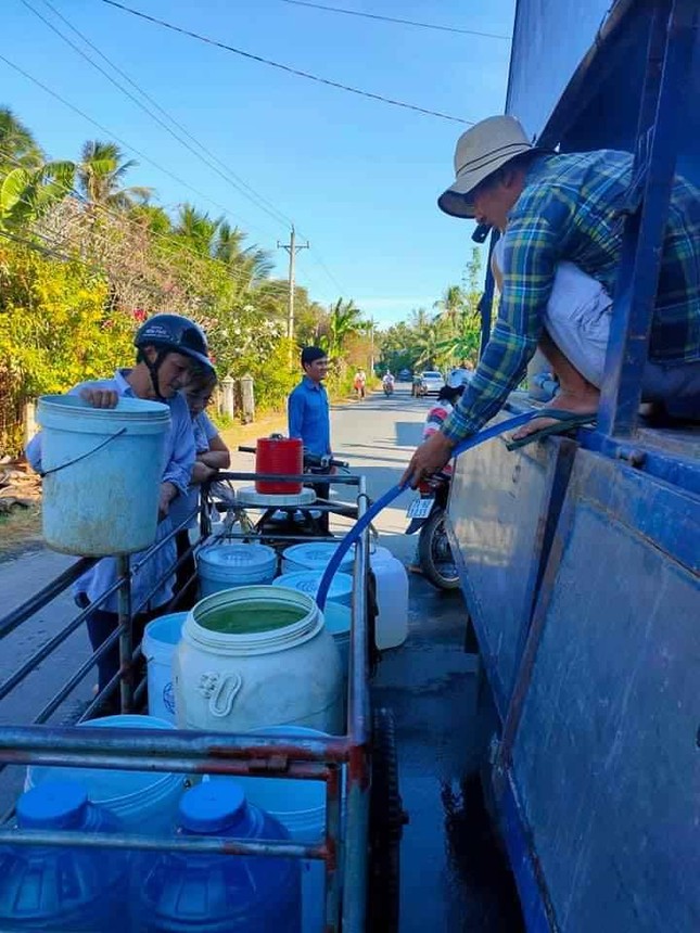 Đội Công tác Xã hội Nhất Tâm tiếp nước sạch cho người dân Bến Tre ảnh 4