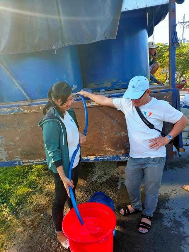 Đội Công tác Xã hội Nhất Tâm tiếp nước sạch cho người dân Bến Tre ảnh 5
