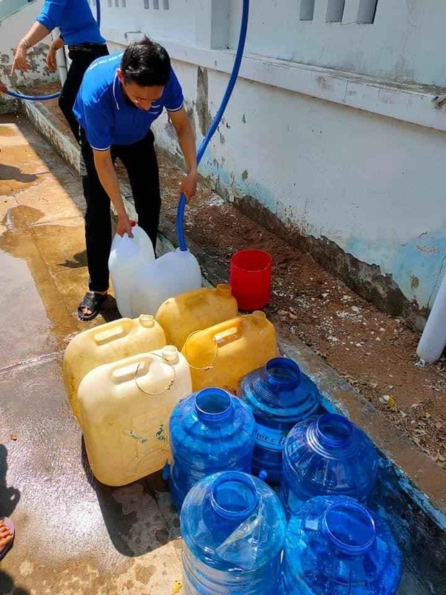 Đội Công tác Xã hội Nhất Tâm tiếp nước sạch cho người dân Bến Tre ảnh 7