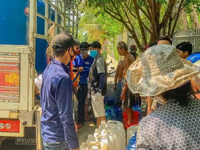 TP.HCM: Nhóm bạn trẻ chung tay tiếp nước sạch cho người dân Bến Tre ảnh 2