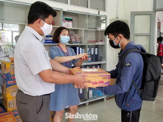 Sinh viên KTX Đại học Sư phạm Kỹ thuật TP.HCM được nhận quà “giải cứu” COVID-19 ảnh 1