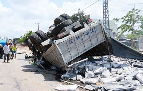 CSGT ngăn chặn bất thành xe tải gây tai nạn 13 người chết ảnh 1