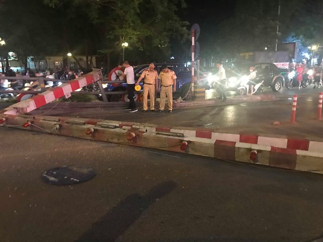 Xe buýt toác đầu sau khi hạ gục rào chắn trên cầu vượt Thái Hà ảnh 1