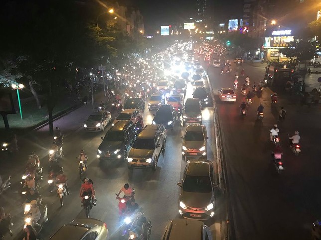 Xe buýt toác đầu sau khi hạ gục rào chắn trên cầu vượt Thái Hà ảnh 6