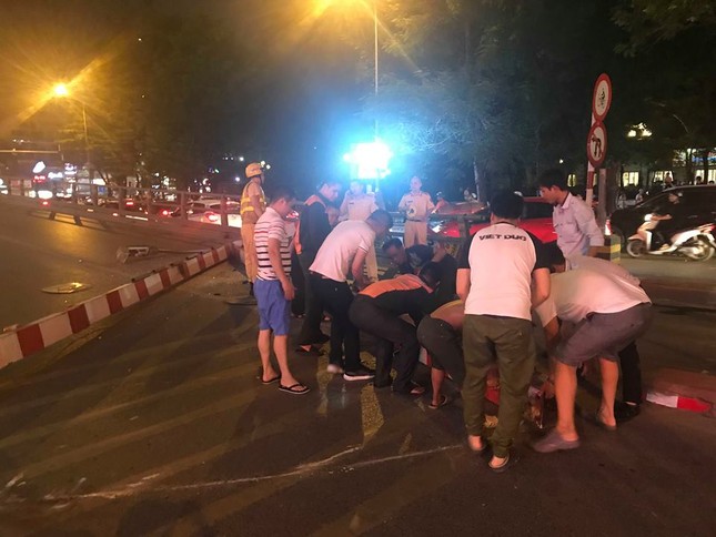 Xe buýt toác đầu sau khi hạ gục rào chắn trên cầu vượt Thái Hà ảnh 5