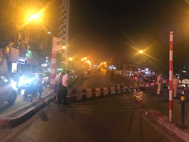 Xe buýt toác đầu sau khi hạ gục rào chắn trên cầu vượt Thái Hà ảnh 4