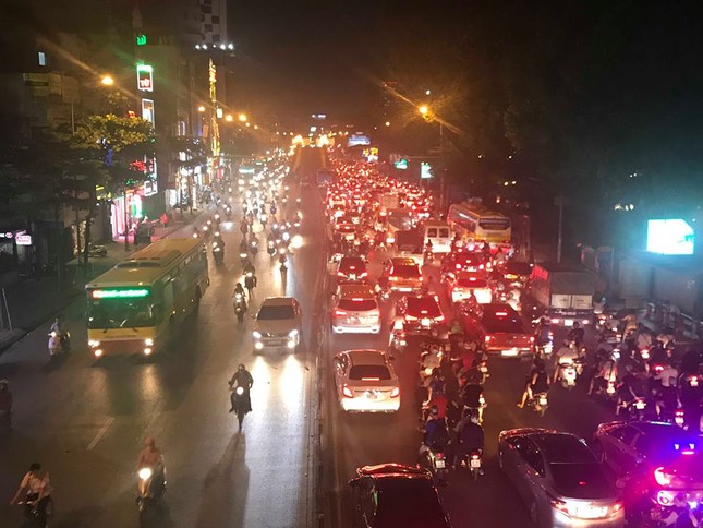 Xe buýt toác đầu sau khi hạ gục rào chắn trên cầu vượt Thái Hà ảnh 2