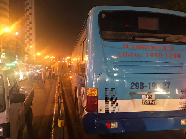 Xe buýt toác đầu sau khi hạ gục rào chắn trên cầu vượt Thái Hà ảnh 3