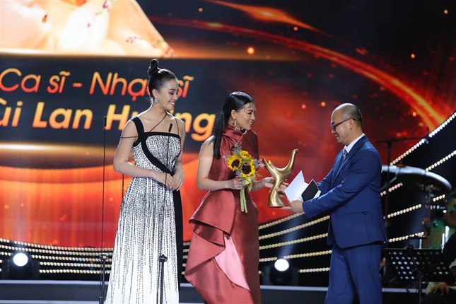 Đông Nhi lần đầu đoạt giải Cống hiến ảnh 4