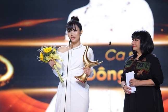 Đông Nhi lần đầu đoạt giải Cống hiến ảnh 2