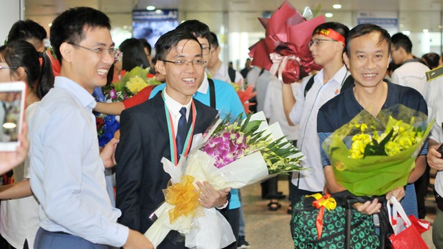 Rợp cờ hoa chào đón 'các cậu bé vàng' Olympic Vật lý, Hóa học 2018 ảnh 5