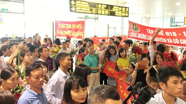 Rợp cờ hoa chào đón 'các cậu bé vàng' Olympic Vật lý, Hóa học 2018 ảnh 2