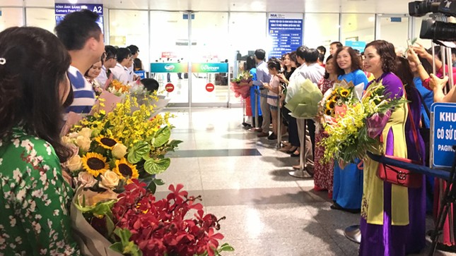 Rợp cờ hoa chào đón 'các cậu bé vàng' Olympic Vật lý, Hóa học 2018 ảnh 1