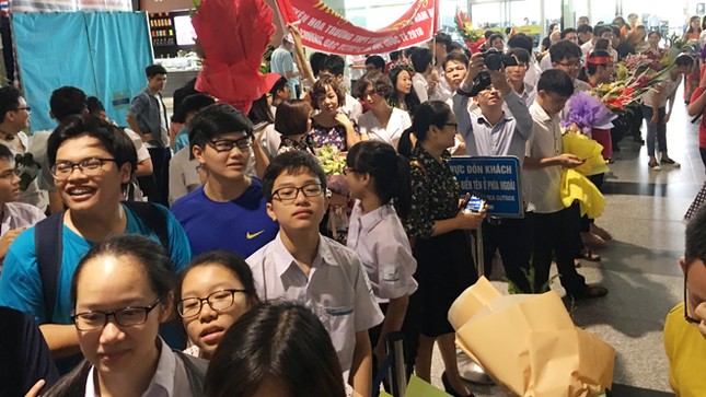 Rợp cờ hoa chào đón 'các cậu bé vàng' Olympic Vật lý, Hóa học 2018 ảnh 3