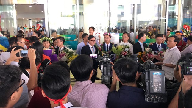 Rợp cờ hoa chào đón 'các cậu bé vàng' Olympic Vật lý, Hóa học 2018 ảnh 6