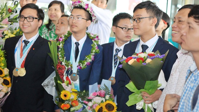Rợp cờ hoa chào đón 'các cậu bé vàng' Olympic Vật lý, Hóa học 2018 ảnh 8