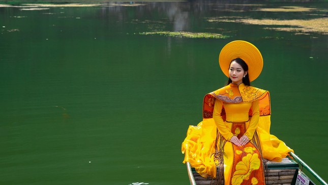 Á hậu Môi trường Hoàng Thị Hải Yến đằm thắm trong tà áo dài tôn vinh di sản văn hóa Tràng An ảnh 1