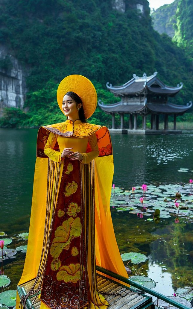 Á hậu Môi trường Hoàng Thị Hải Yến đằm thắm trong tà áo dài tôn vinh di sản văn hóa Tràng An ảnh 2