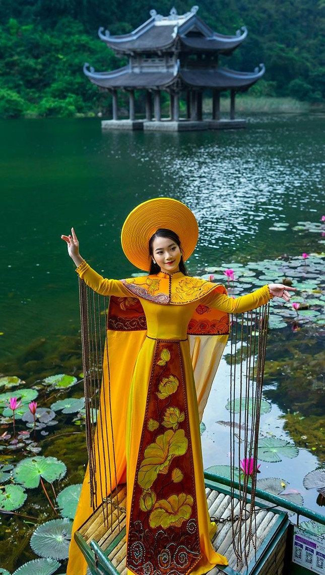 Á hậu Môi trường Hoàng Thị Hải Yến đằm thắm trong tà áo dài tôn vinh di sản văn hóa Tràng An ảnh 5