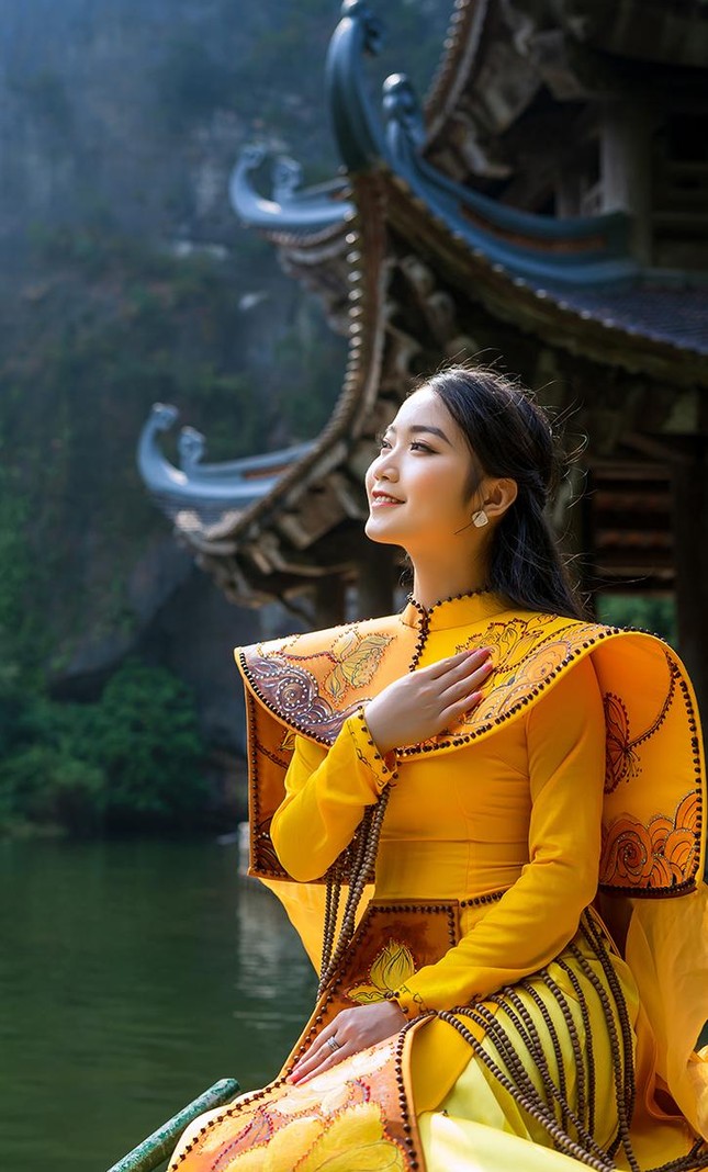 Á hậu Môi trường Hoàng Thị Hải Yến đằm thắm trong tà áo dài tôn vinh di sản văn hóa Tràng An ảnh 8