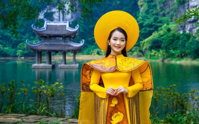 Á hậu Môi trường Hoàng Thị Hải Yến đằm thắm trong tà áo dài tôn vinh di sản văn hóa Tràng An ảnh 6