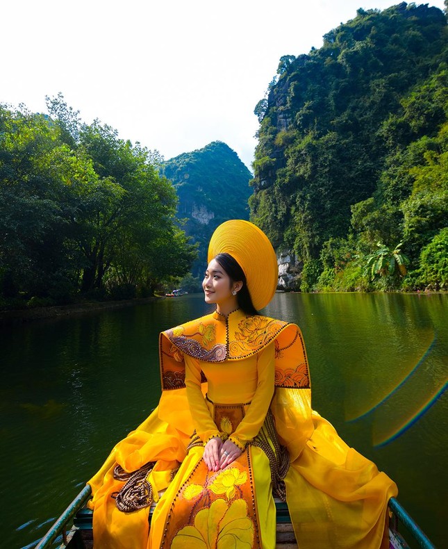 Á hậu Môi trường Hoàng Thị Hải Yến đằm thắm trong tà áo dài tôn vinh di sản văn hóa Tràng An ảnh 12