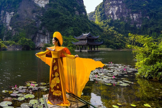 Á hậu Môi trường Hoàng Thị Hải Yến đằm thắm trong tà áo dài tôn vinh di sản văn hóa Tràng An ảnh 13